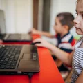 Zamieszanie z naklejkami na darmowych laptopach dla uczniów! Ministerstwo wyjaśnia!