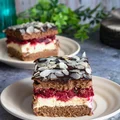 Biszkopt kakaowy z masą budyniową i frużeliną wiśniową