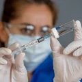 Szczepionka na Covid-19. Producent wymienia skutki uboczne