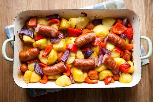 Warzywa pieczone z kiełbasą