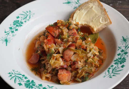 Bigos z młodej kapusty