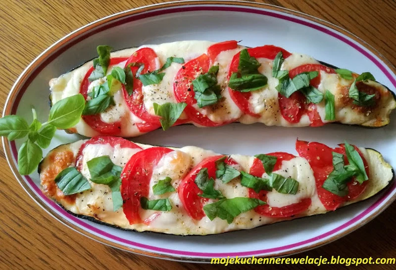 Cukinia faszerowana pomidorami i mozzarellą - 236 kcal