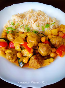 Klopsiki z ciecierzycą, papryką i cukinią w sosie curry