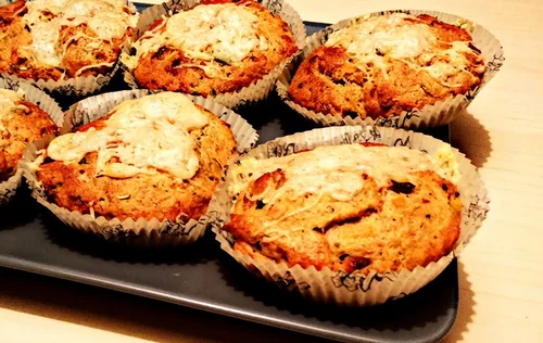 Fantastyczne wegańskie wytrawne muffiny orkiszowe z warzywami o serowym smaku