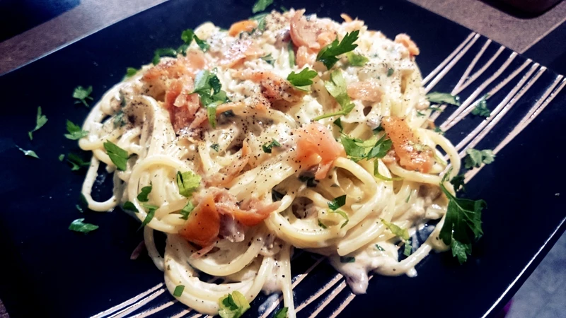 szybkie, kremowe spaghetti z wędzonym łososiem