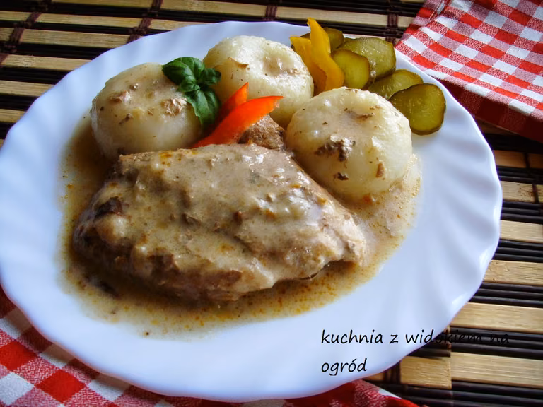 Duszona obiadowa łopatka wieprzowa. Pieczeń w aksamitnym sosie z piekarnika.
