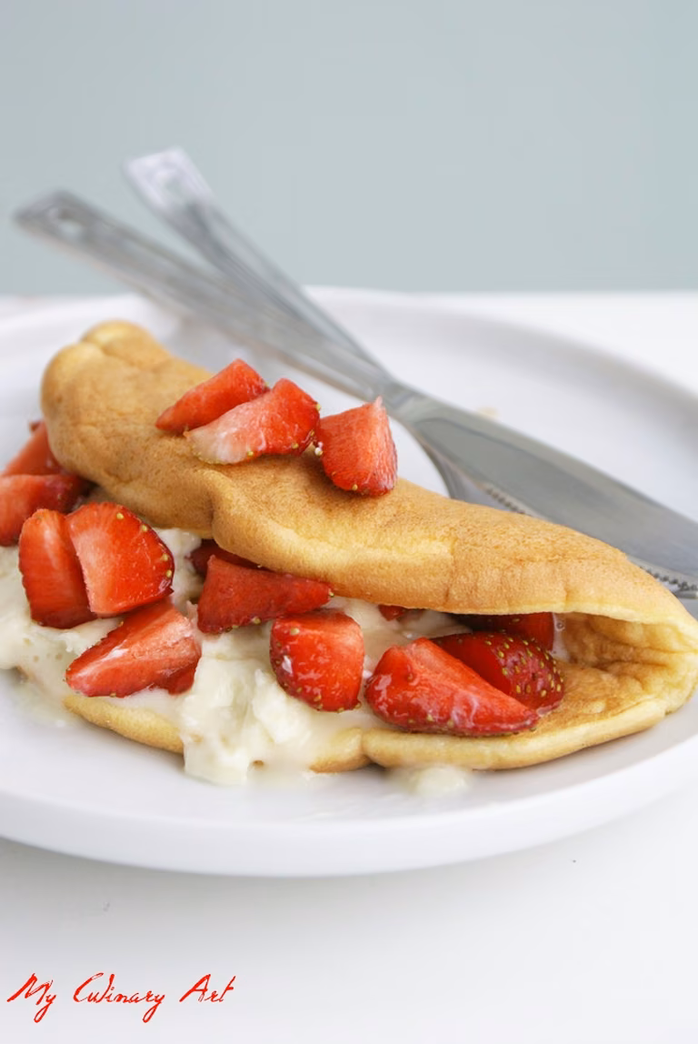 Bardzo puszysty omlet z masą mascarpone i truskawkami