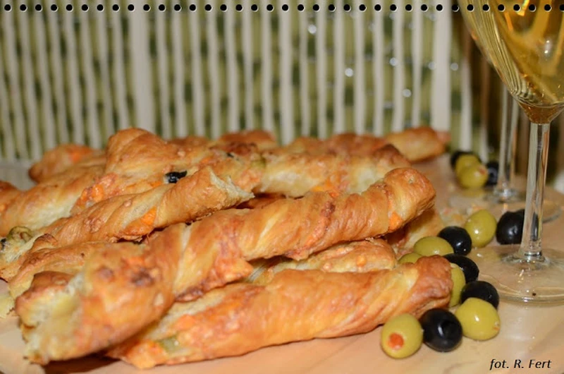 Francuskie paluchy z serem i oliwkami