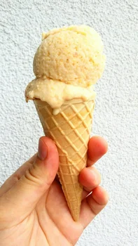 lody waniliowe z brzoskwiniami i nieśplikiem