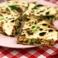 Domowa quesadilla z kurczakiem na ostro