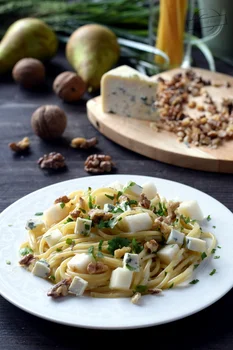 Spaghetti z serem pleśniowym i gruszką