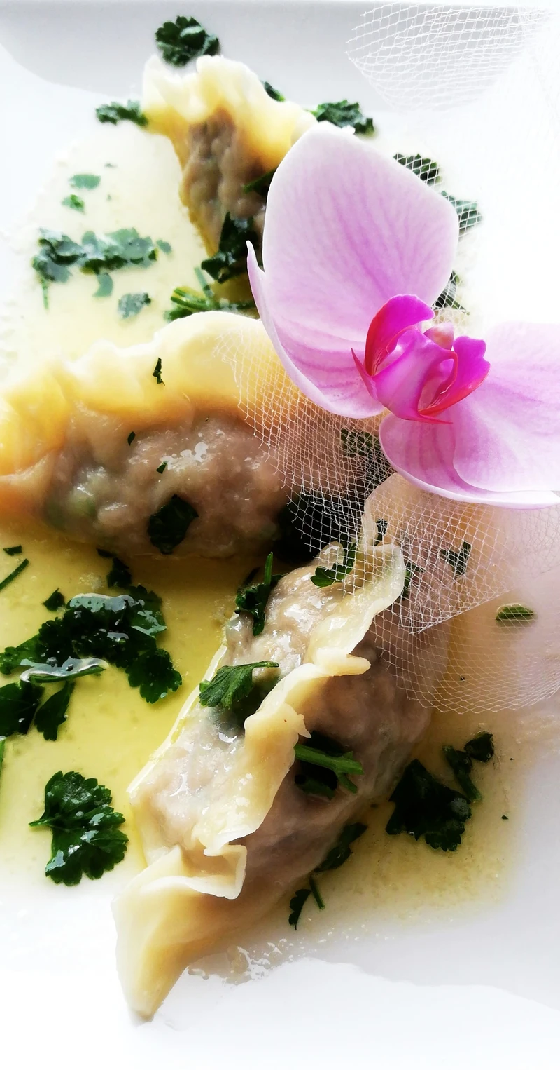 Pierogi z mięsem z masłem pietruszkowym