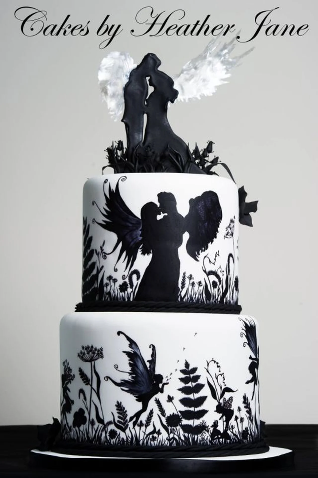 Biało czarny tort ślubny