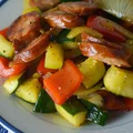 Smażona kiełbasa z warzywami