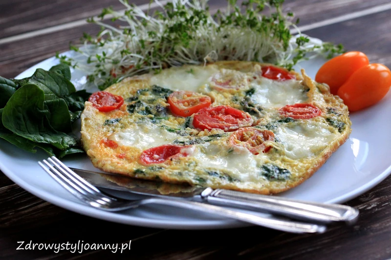Omlet ze szpinakiem, pomidorem i mozzarellą.