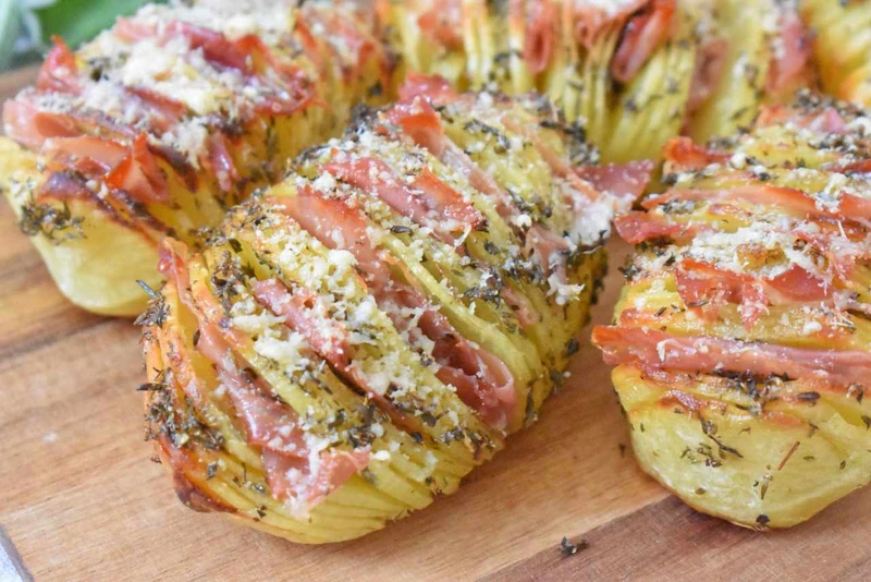 Pieczone ziemniaki Hasselback z szynką parmeńską