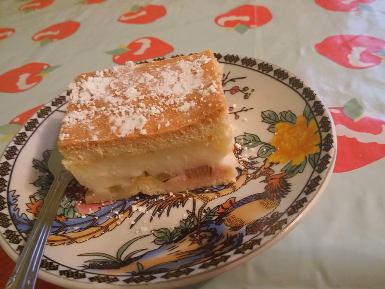 Kruche ciasto z rabarbarem i budyniem