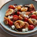 Tortelloni z fetą i szpinakiem w pomidorowym sosie