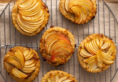 Biorę jabłka, orzechy i szybciutko robię mini tarty. Tak smakują najlepiej jesienią!