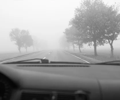 Policja ostrzega. Mgły mogą utrudniać jazdę kierowcom!