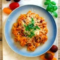 Makaron z sosem pomidorowo-paprykowym