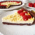 Kakaowa tarta z kremem z białej czekolady z malinami