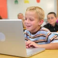 Kto pierwszy otrzyma laptopy? Lista regionów i modeli laptopów dla uczniów!