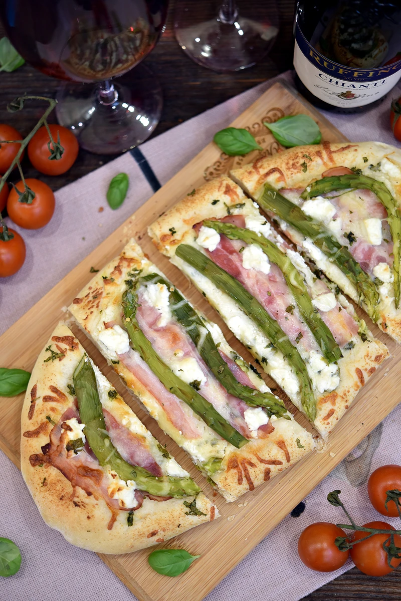Pizza ze szparagami, boczkiem i fetą