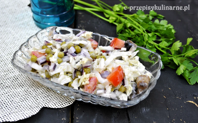 SURÓWKA Z KAPUSTY PEKIŃSKIEJ, PIECZAREK I POMIDORA (182 KCAL)