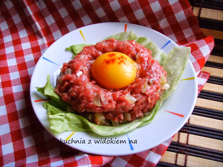 Tatar. Befsztyk tatarski wołowy z cebulką, ogórkiem i papryczką chili.