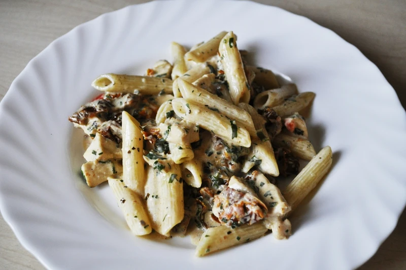 Penne z kurczakiemi suszonymi pomidorami
