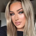 Fani Caroline Derpieński nabierają podejrzeń! Narzekała na biedę, ale baluje w klubach