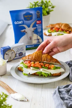 Croissant z kozim serem awokado i pomidorami