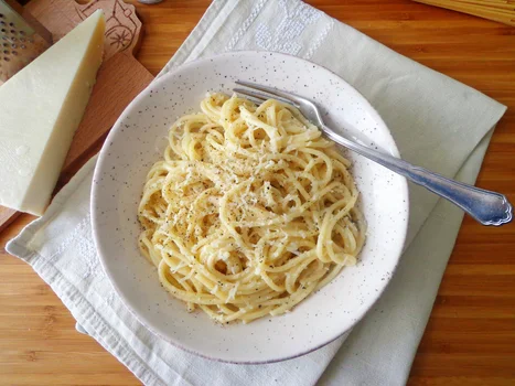 Włoski makaron "Cacio e Pepe" + film krok po kroku