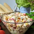 Sałatka z wędzonym kurczakiem i oliwkami