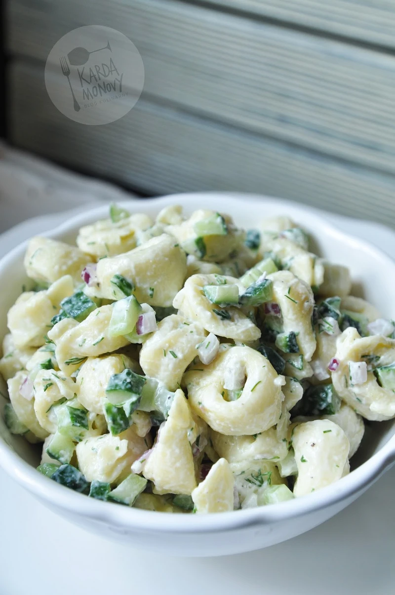 Sałatka z tortellini i ogórkiem