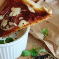 PIZZA NA WŁOSKIM CIEŚCIE Z PASSATĄ POMIDOROWĄ I SOSEM Z ROSZPONKI I CZARNUSZKI
