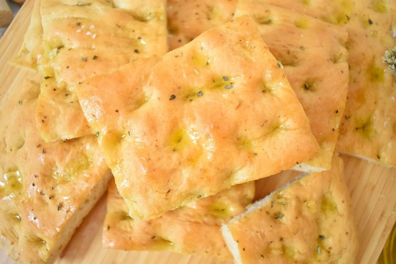 Puszysta focaccia z ziołami i ricottą