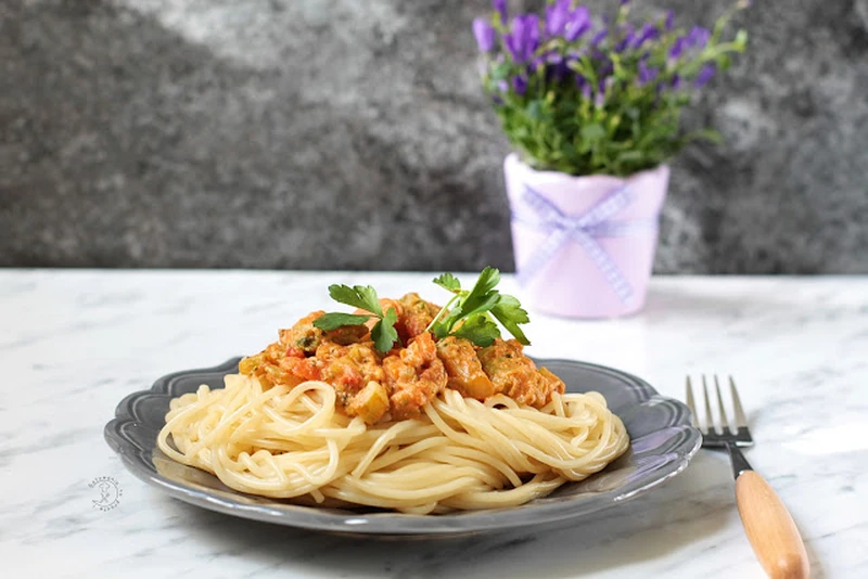 Spaghetti Z Sosem Pomidorowym Z Warzywami