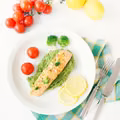 Pieczony filet łososia podany na brokułowym puree
