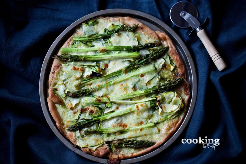zielona pizza orkiszowa ze szparagami i cukini