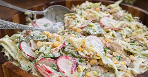 Chrupiąca sałatka z młodą kapustą i kurczakiem