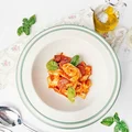 Wstążki makaronowe z kiełbasą chorizo w sosie pomidorowym