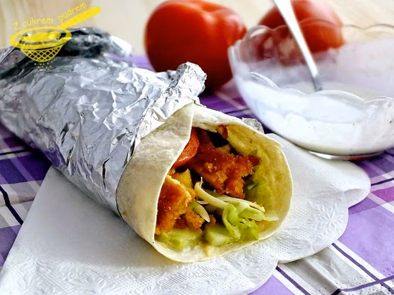 tortilla z kurczakiem i sosem czosnkowym