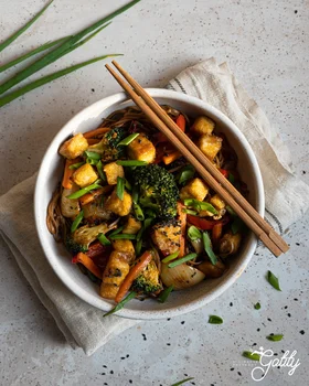 Smażone tofu z warzywami i makaronem soba