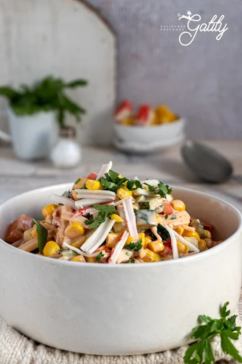Sałatka z kukurydzą i surimi