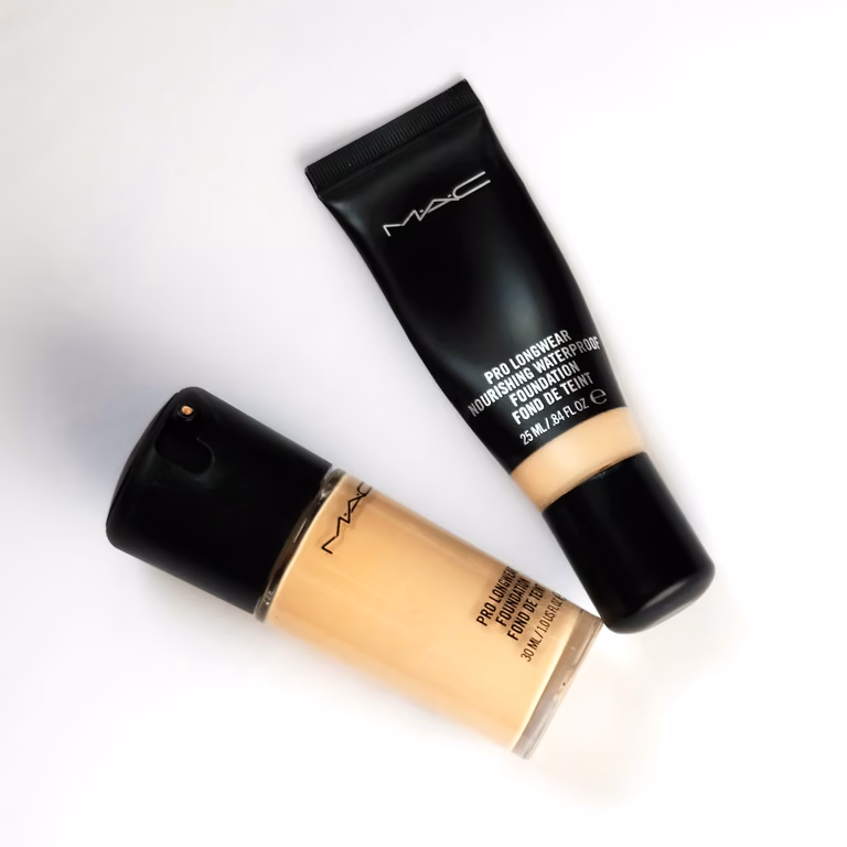 Mac Pro Longwear - porównanie wersji klasycznej i wodoodpornej!