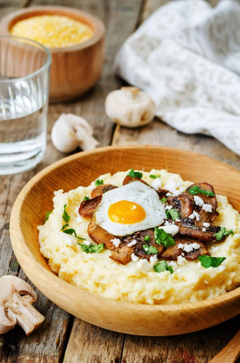 POLENTA Z CHRUPIĄCYMI PIECZARKAMI I JAJKIEM