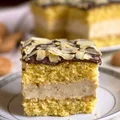 Ciasto migdałowe z kremem budyniowym i ciasteczkami amaretti