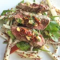 STEK Z PESTO I SAŁATĄ JABŁKOWO-KALAREPKOWĄ Z KOMOSĄ